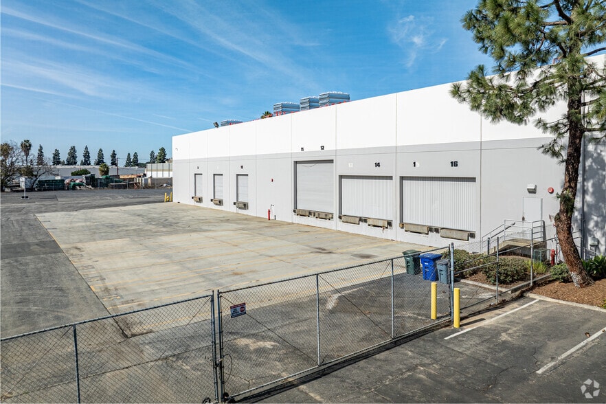 More Photos Of 14647-14667 Northam St, La Mirada Warehouse For Lease