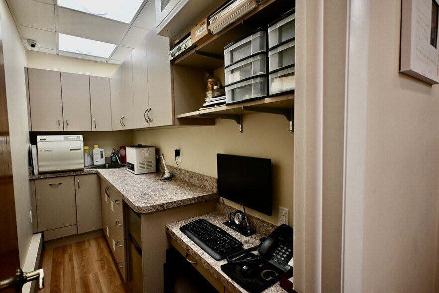 More Photos Of 4 Dearfield Dr, Greenwich Medical For Lease