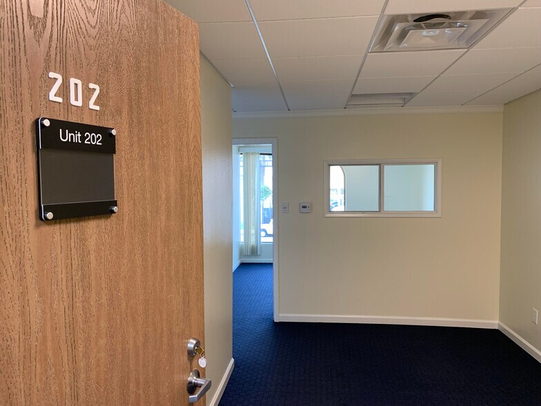 More Photos Of 6430 Variel Ave, Woodland Hills Warehouse For Lease