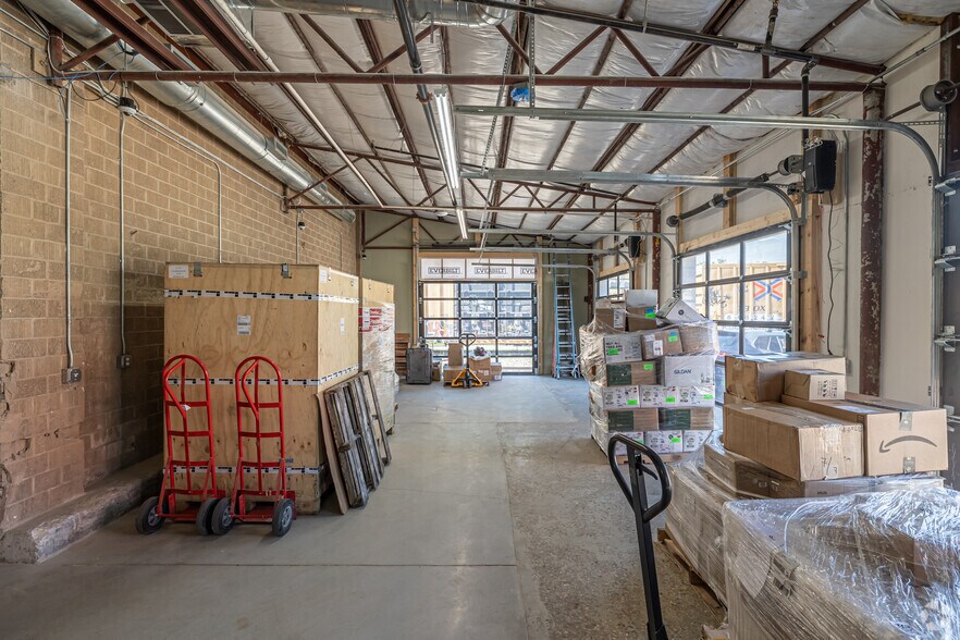 More Photos Of 600 S 1st St, Rogers Warehouse For Lease