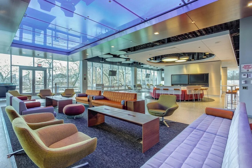 More Photos Of 2718 W Roscoe St, Chicago Office For Lease