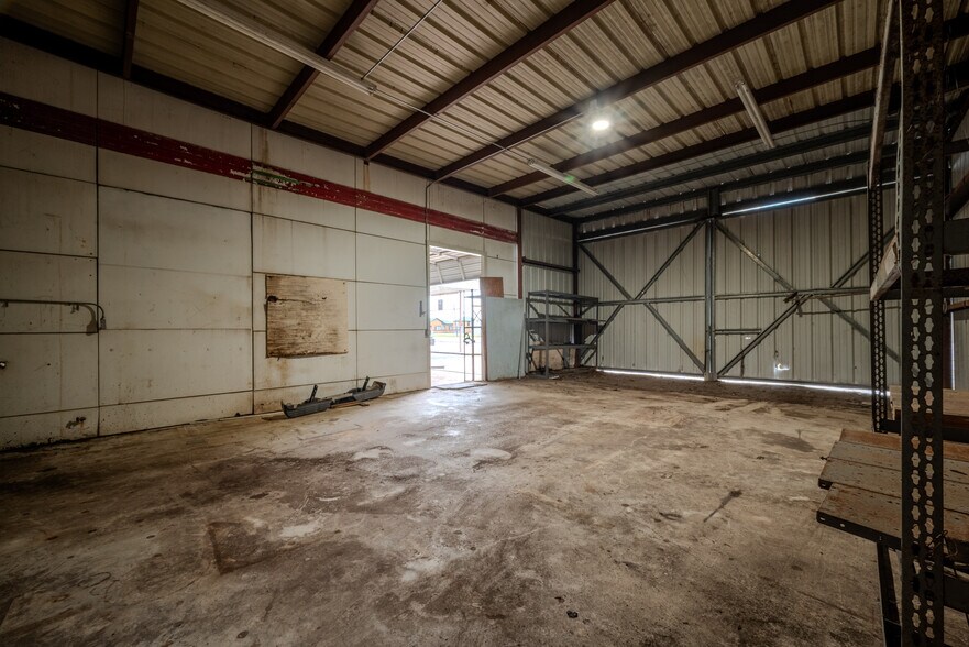 More Photos Of 619 E Jackson St, El Campo Warehouse For Sale