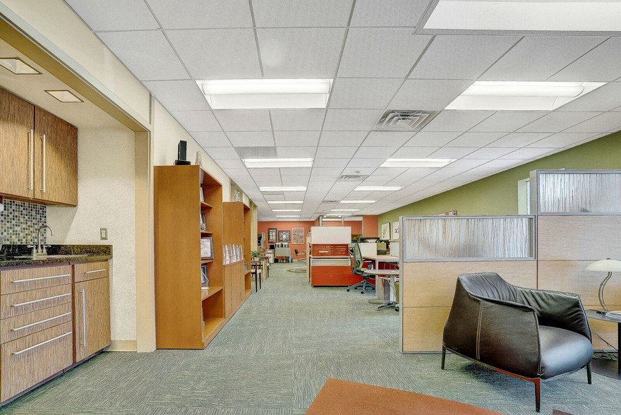 More Photos Of 240 E Sunset Rd, El Paso Office For Lease