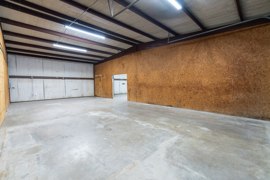 More Photos Of 125 Ken Dr, Sherman Warehouse For Lease