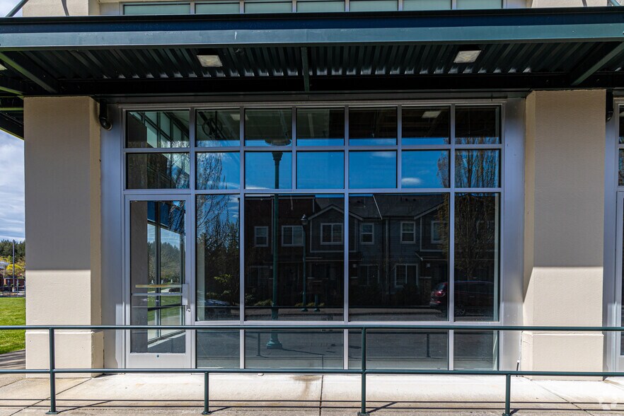 More Photos Of 975 Ross Ave, Dupont General Retail For Lease