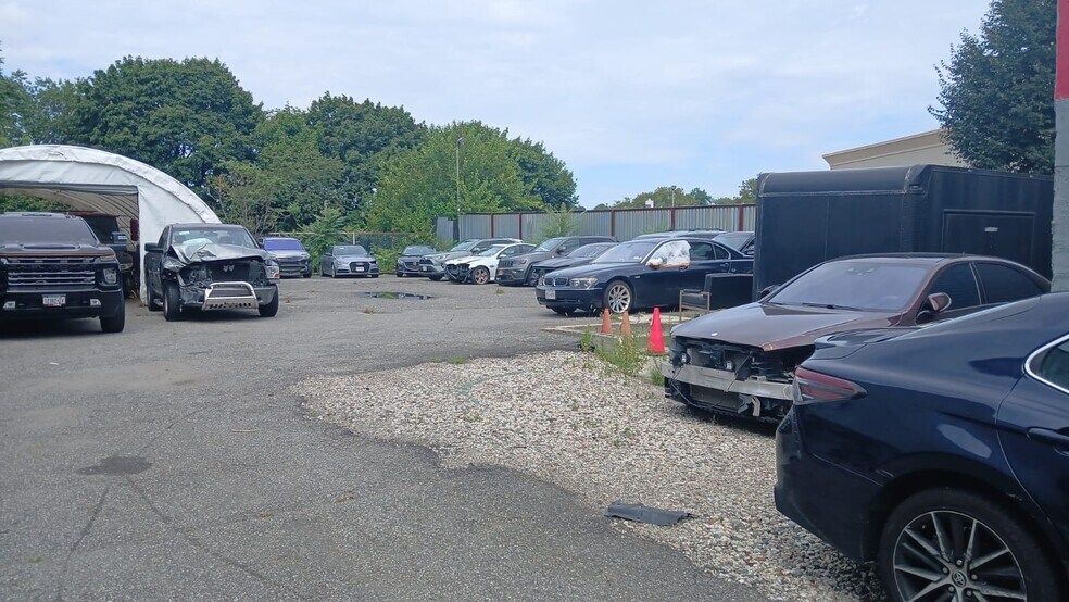 More Photos Of 6103 Metropolitan Ave, Flushing Auto Dealership For Lease