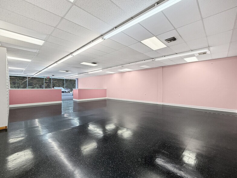 More Photos Of 200-240 McFarland Blvd, Northport General Retail For Lease