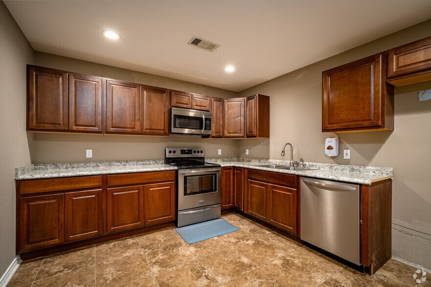 More Photos Of 1618 Callaway Dr, Alvin Warehouse For Lease
