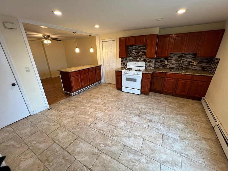 More Photos Of 839 Elizabeth Ave, Elizabeth General Retail For Sale