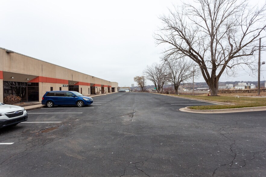 More Photos Of 1140-1146 Booth St, Kansas City Light Manufacturing For Lease