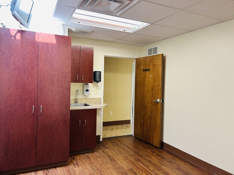 More Photos Of 3006 Glenmore Ave, Cincinnati Medical For Lease