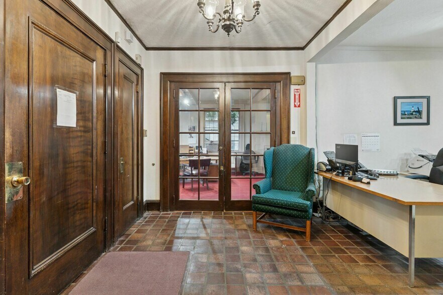 More Photos Of 2318 S 1st Ave, Minneapolis Office For Sale