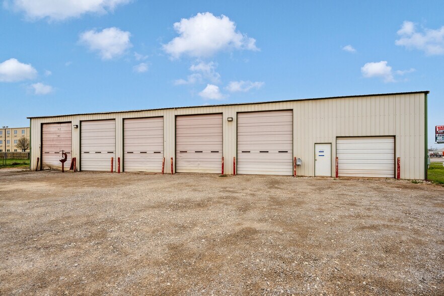 More Photos Of 403 Linwood Plz, Lindsay Warehouse For Sale