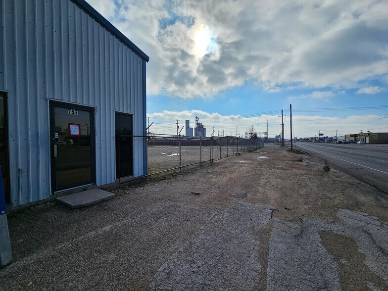 More Photos Of 757 S Treadaway Blvd, Abilene Distribution For Lease