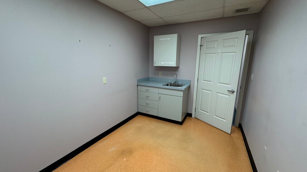 More Photos Of 2925 William Penn Hwy, Easton Office For Lease