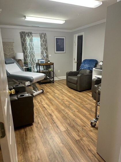 More Photos Of 620 Veterans Pky, Clayton Office For Lease