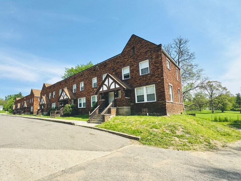 More Photos Of 25 Maynard Ct, Pontiac Apartments For Sale