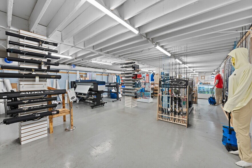 More Photos Of 7490 N 30th Ave, Saint Petersburg Showroom For Sale
