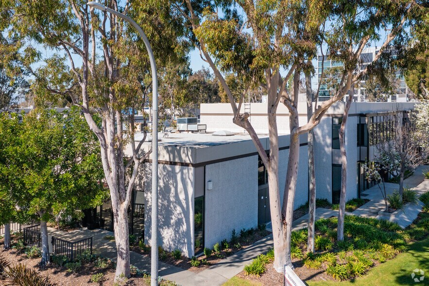 More Photos Of 5800-5860 Hannum Ave, Los Angeles Unknown For Lease