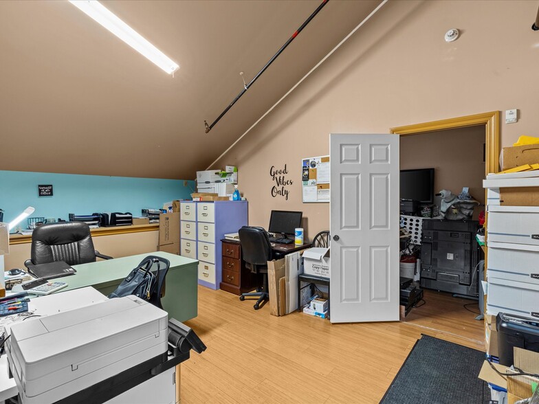 More Photos Of 14417 124th Ave NE, Kirkland Bar For Sale