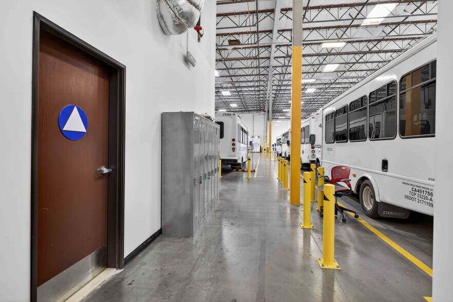 More Photos Of 9031 N Lurline Ave, Chatsworth Distribution For Lease