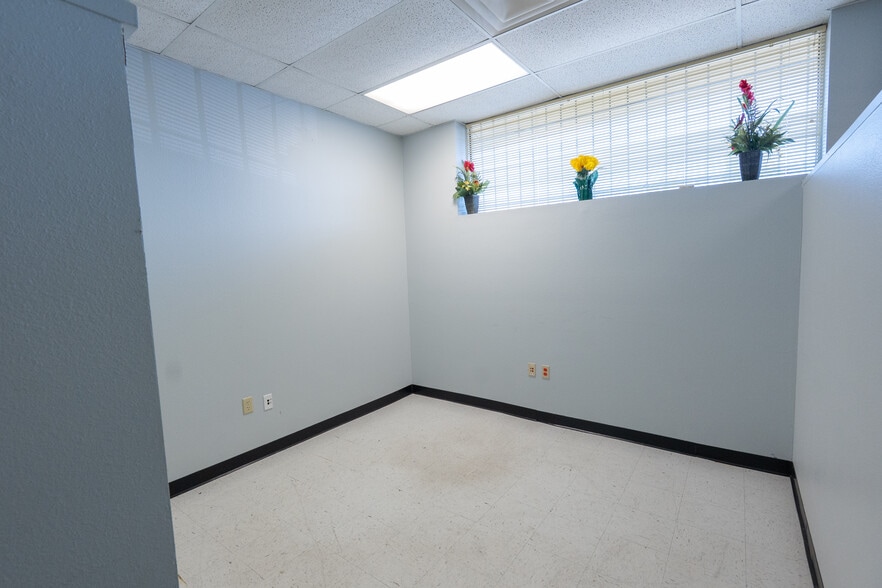 More Photos Of 2140 W Washington St, Orlando Distribution For Lease