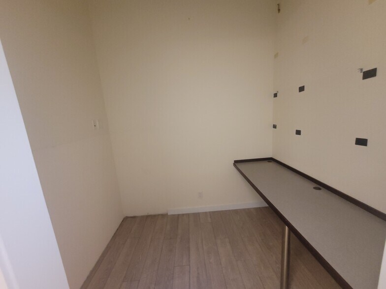 More Photos Of 3731 58th St, Woodside Warehouse For Lease