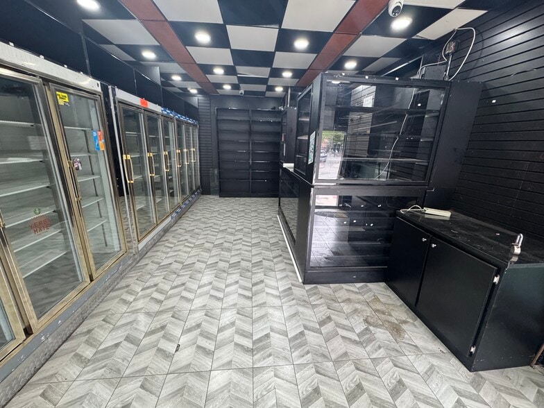 More Photos Of 172 Havemeyer St, Brooklyn Storefront Retail Residential For Lease