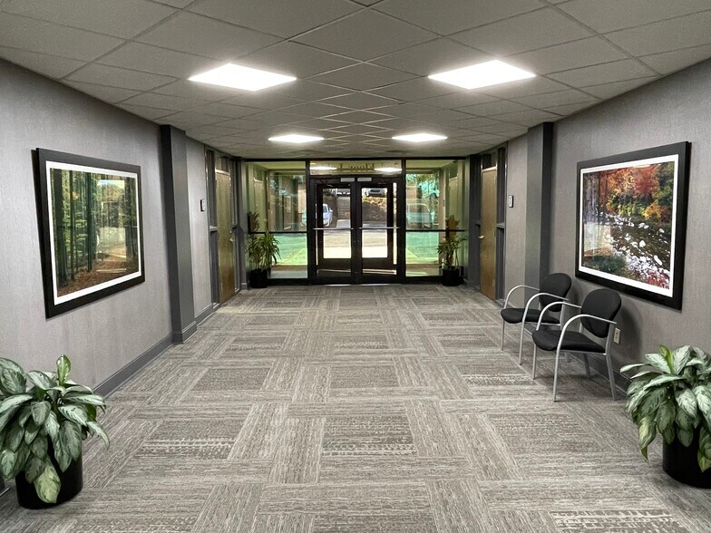 More Photos Of 33 Villa Rd, Greenville Unknown For Lease