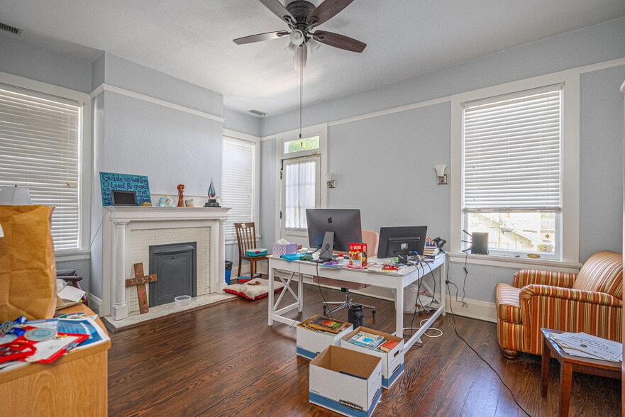More Photos Of 18 E 34th St, Savannah Office Residential For Lease