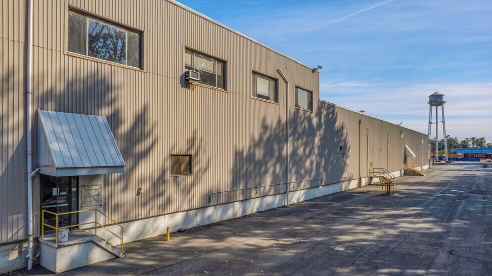 More Photos Of 9930 N Burgard Way, Portland Warehouse For Sale