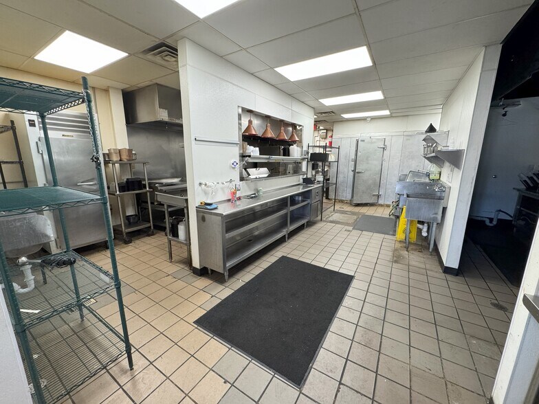 More Photos Of 6390 E Riverside Blvd, Loves Park Restaurant For Lease