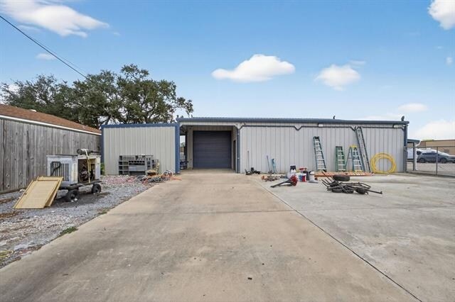 More Photos Of 3050 E Parkway St, Groves Showroom For Sale