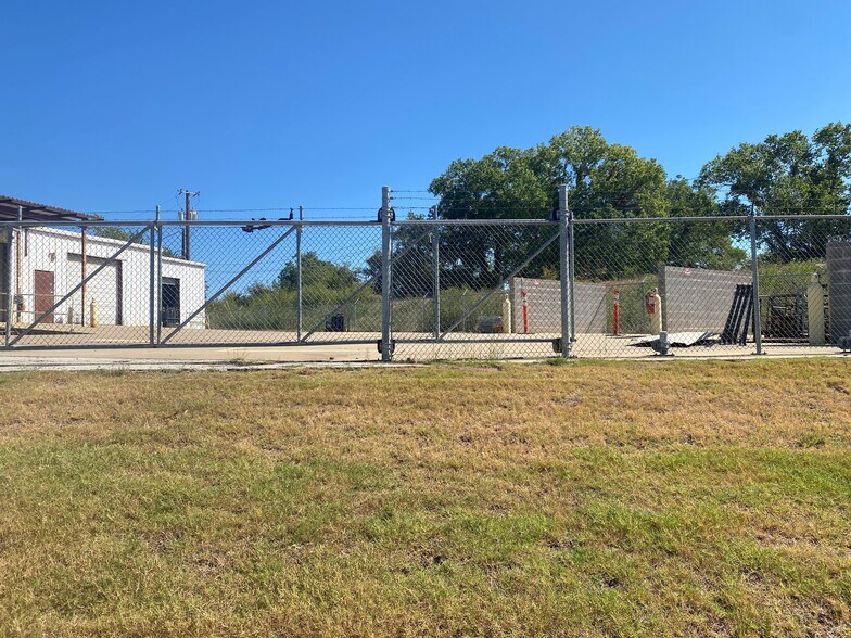 More Photos Of 1139 Fort Worth Dr, Denton Warehouse For Lease