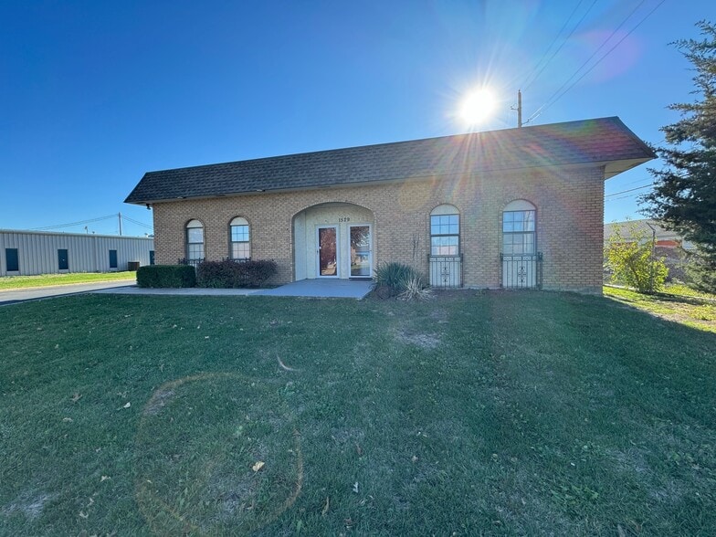More Photos Of 1529 E Spruce St, Olathe Warehouse For Lease