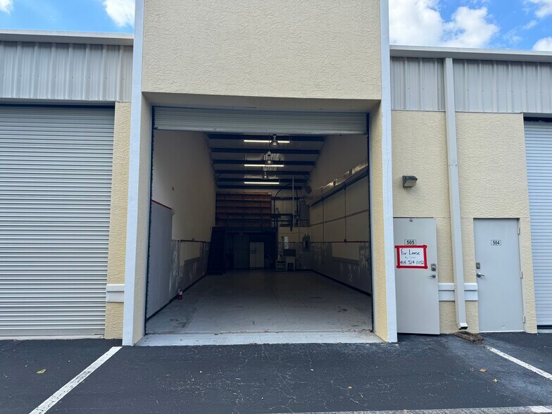 More Photos Of 4776 Radio Rd, Naples Warehouse For Lease