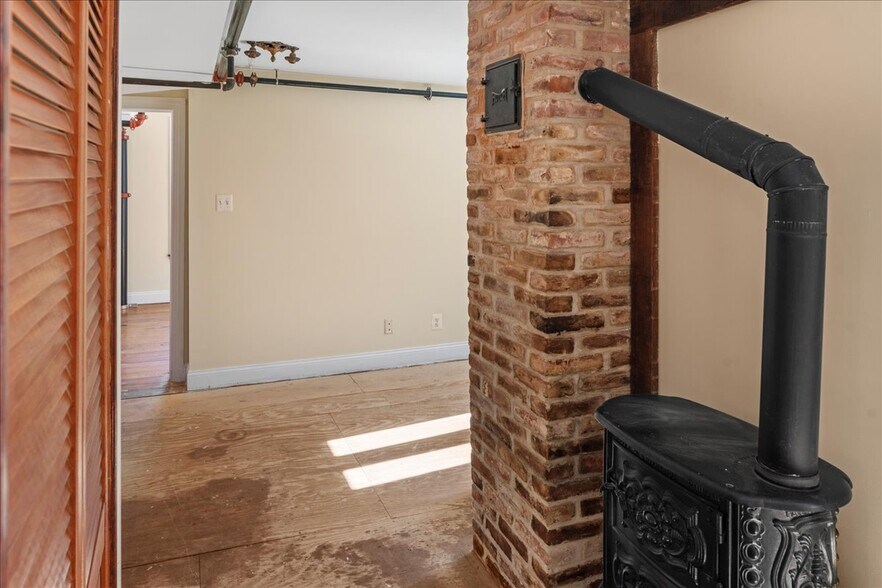 More Photos Of 159 N Sycamore St, Newtown Office For Lease