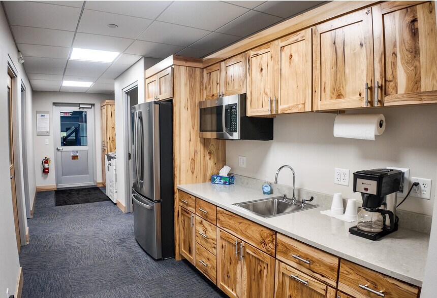 More Photos Of 100 Quality Park Dr, Beresford Manufacturing For Sale