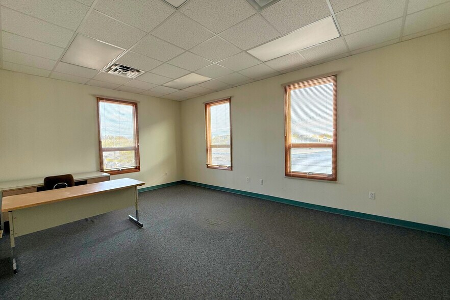 More Photos Of 229-261 Merriam St, Bridgeport Warehouse For Lease