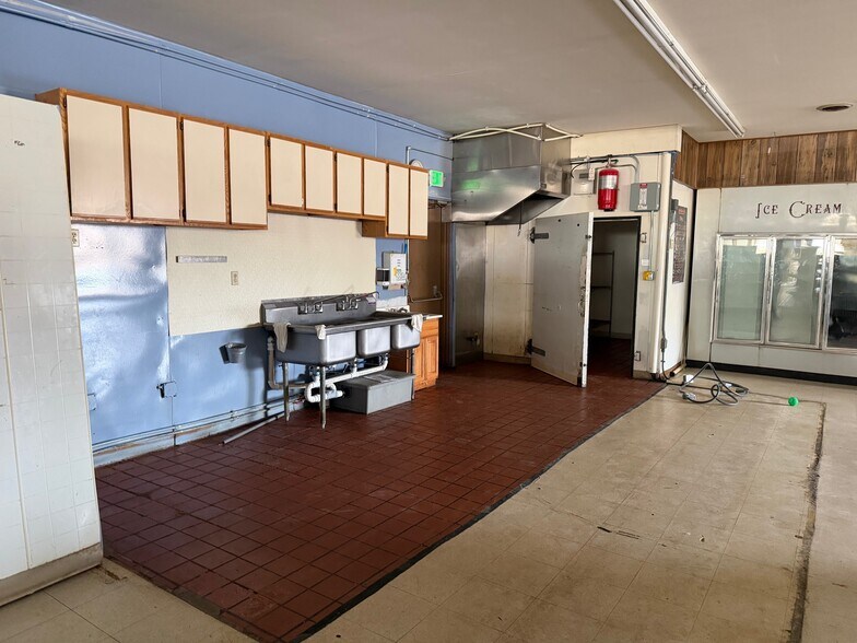 More Photos Of 156 S Flynn Rd, Westville Storefront For Lease