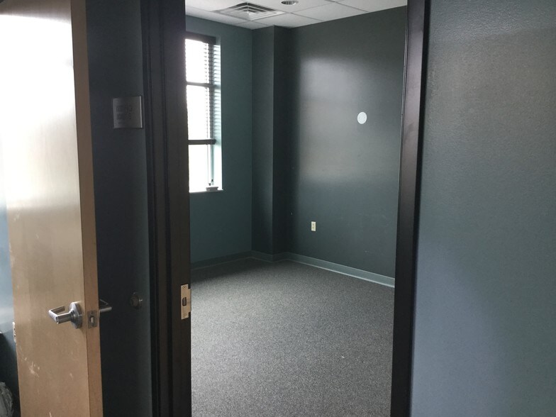 More Photos Of 760 W Eisenhower Pky, Ann Arbor Office For Lease