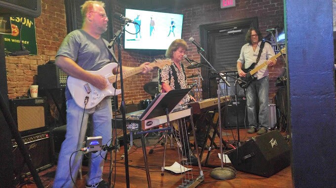 More Photos Of 122 W Franklin St, Gallatin Restaurant For Lease