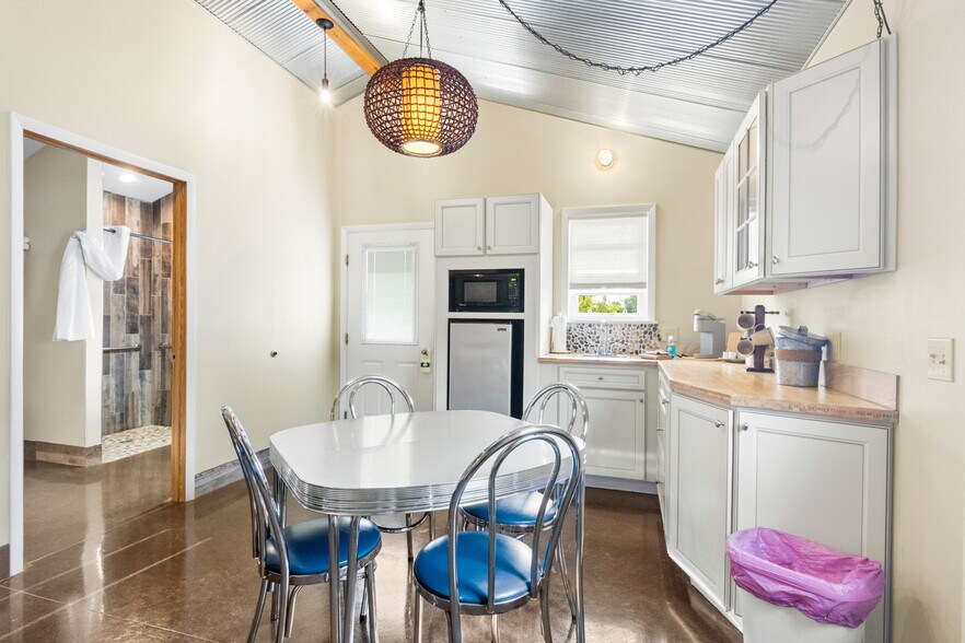 More Photos Of 4871 U.S. 31, Eastport Hotel For Sale