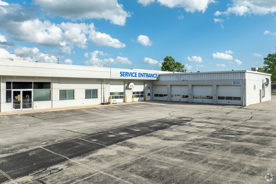 More Photos Of 1988 E Mason St, Green Bay Auto Dealership For Sale