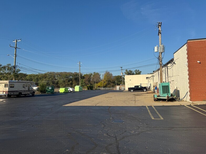 More Photos Of 33503-33533 5 Mile Rd, Livonia Storefront For Sale