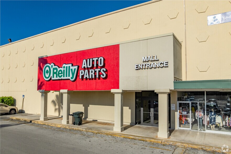 More Photos Of 500-520 W 49th St, Hialeah Storefront Retail Office For Lease