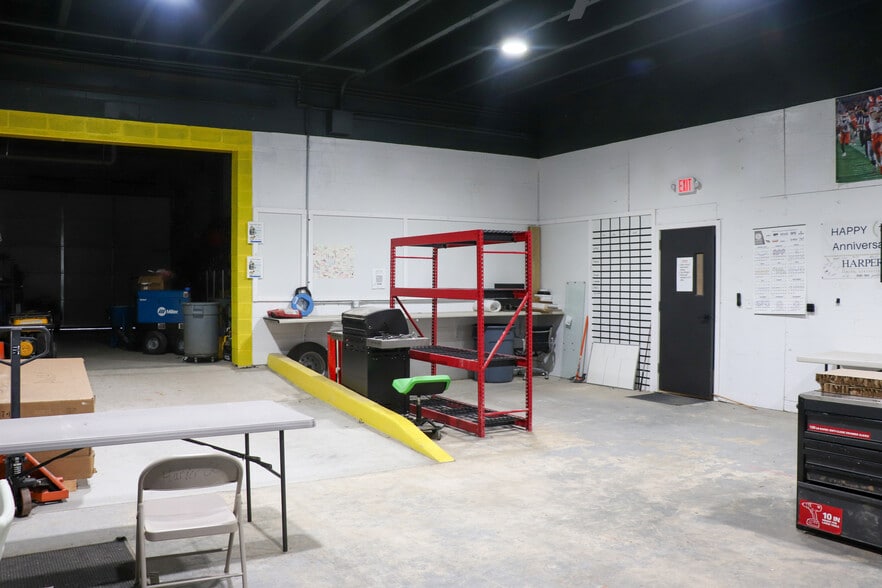 More Photos Of 8 Michael Dr, Greenville Flex For Lease
