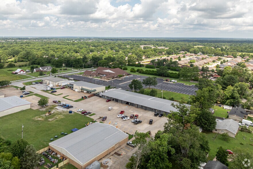 More Photos Of 1601-1623 Acorn Dr, Rogers Distribution For Lease