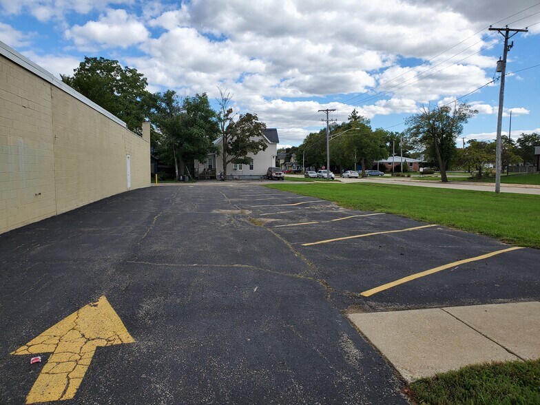 More Photos Of 415 N 3rd St, Rockford Light Distribution For Lease