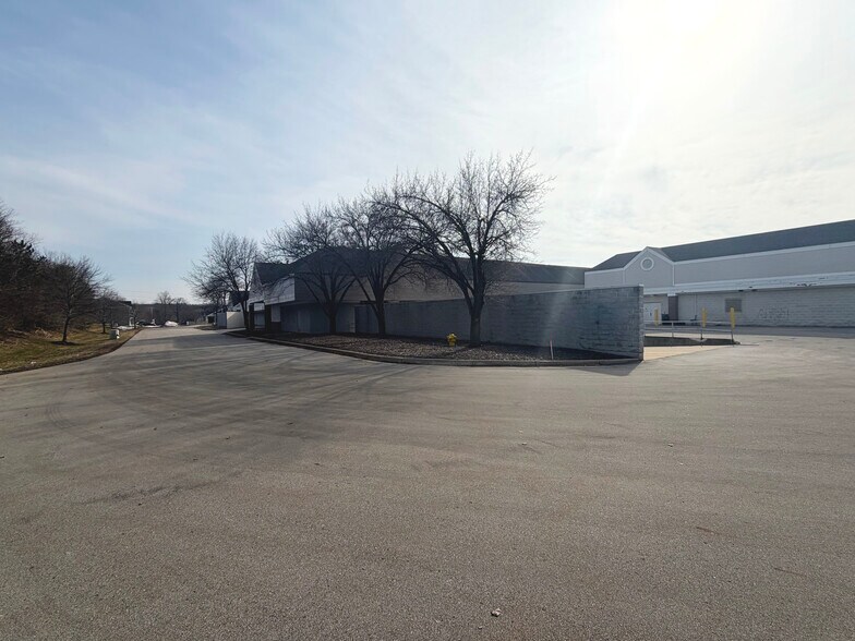 More Photos Of 6761-6771 Cascade Rd SE, Grand Rapids Supermarket For Lease